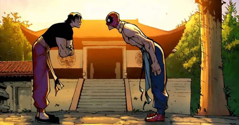 Shang Chi e Homem Aranha estão curvando um para o outro.
