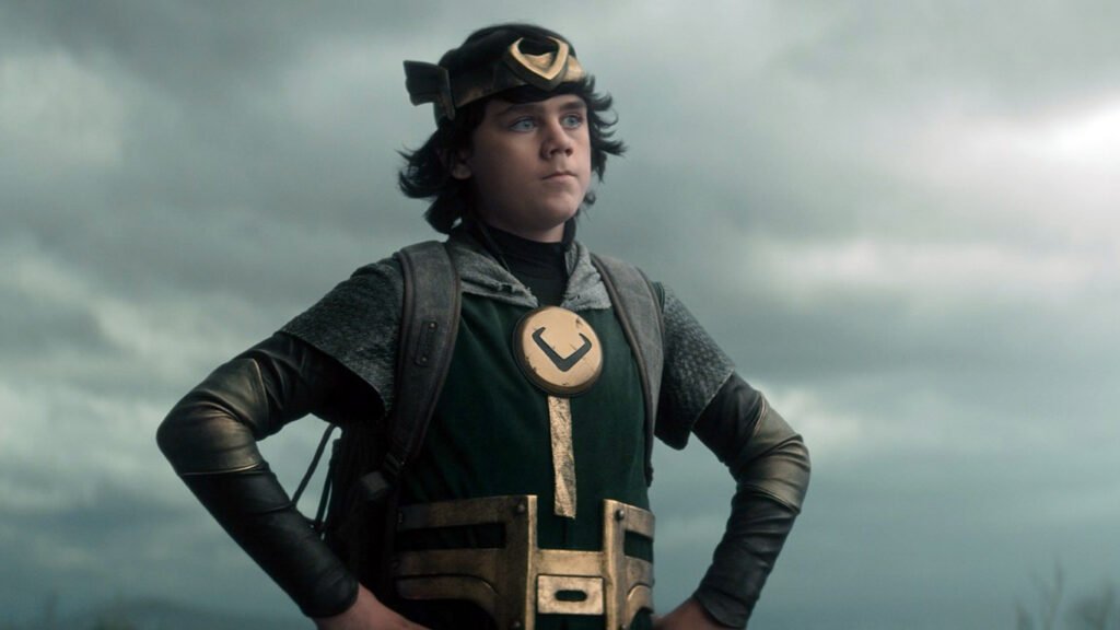 Kid Loki interpretado por Jack Veal. Jovens Vingadores MCU