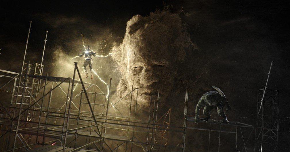 Electro, Homem de Areia e Lagarto estão em posições de ataque sobre andaimes em cena ápice do filme.
